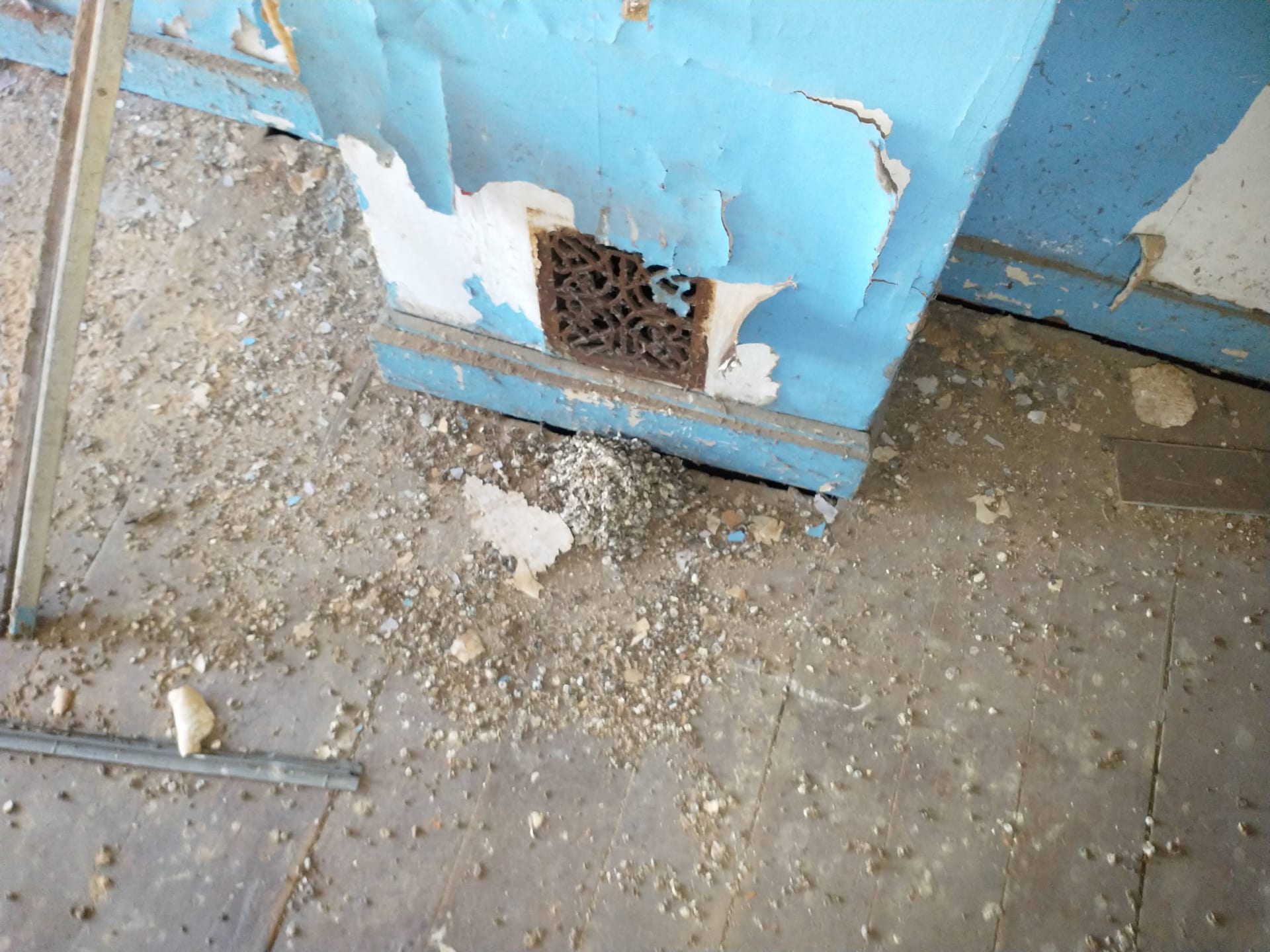 Historic Lead Hazard Audit — Evaluating peeling paint and surface dust hazards in pre-1978 residential structures.