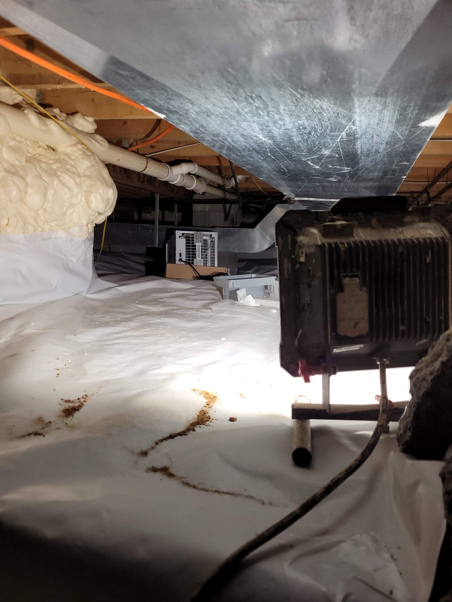Crawl Space Encapsulation — Heavy-duty multi-ply sealed ground liner stopping ground moisture evaporation.
